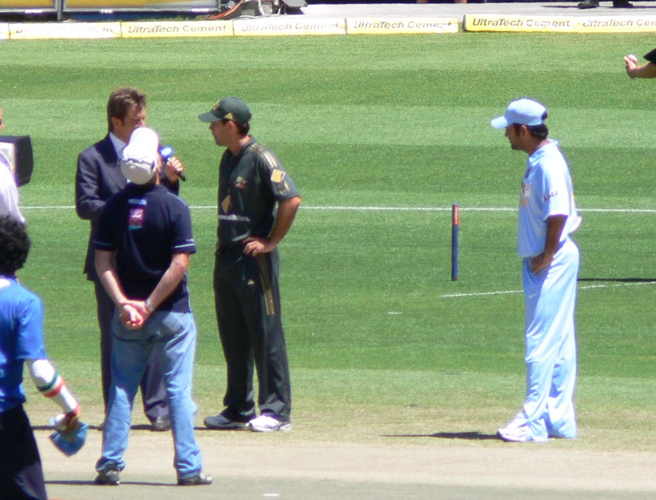 Ricky Ponting and MS Dhoni at the ODI toss, MCG, 10 February 2008.